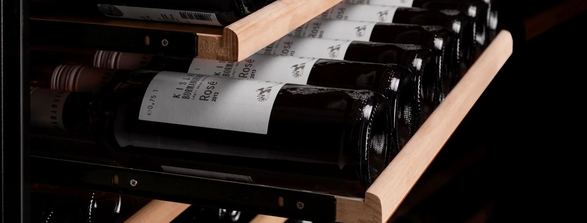 Dettaglio interno cantinetta Dunavox con ripiani in legno di faggio